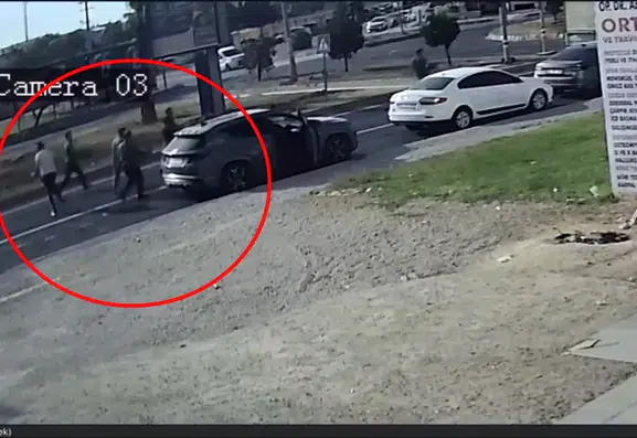 Kızıltepe yolunda dökülen sebzeleri sürücüler el birliğiyle topladı