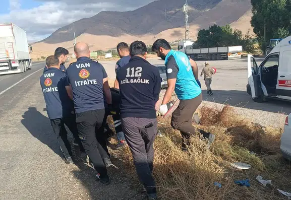 Gevaş ilçesinde ağaca çarpan otomobilde dört kişi yaralandı