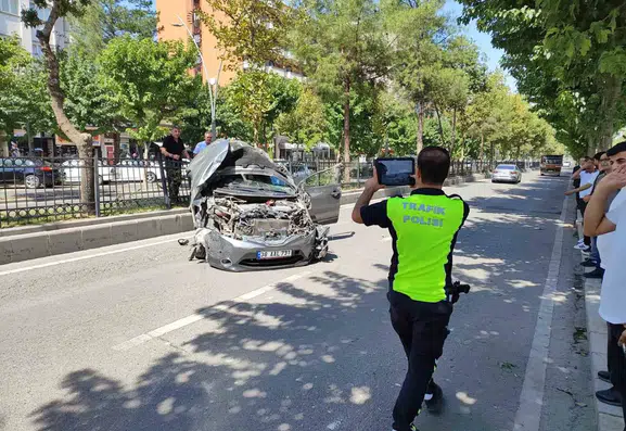 Batman Turgut Özal Caddesi üzerinde otomobil takla attı