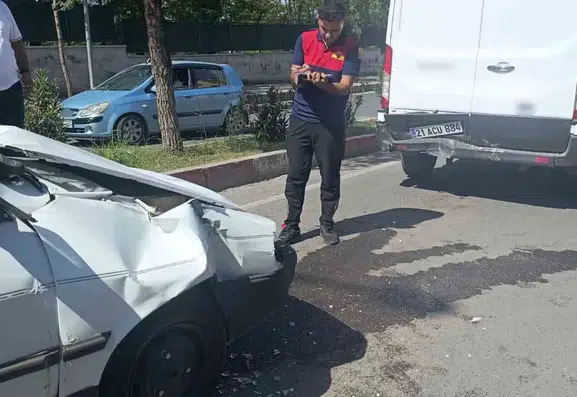 Siirt merkezde iki aracın karıştığı kazada iki kişi yaralandı