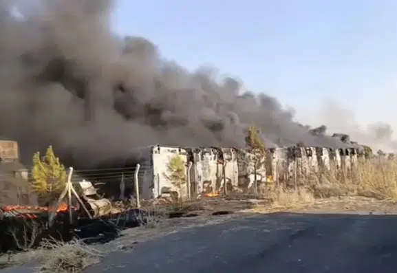 Kızıltepe'de hurda araç deposunda çıkan yangın paniğe neden oldu