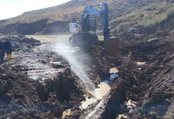 Hakkari'de 3 bin 500 rakımda su hattı için zorlu çalışma