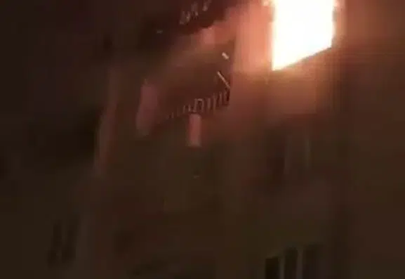Diyarbakır Sur ilçesinde bir apartman dairesi alevlere teslim oldu