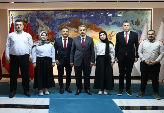 Şırnaklı ikiz kardeşlerin tıp fakültesi başarısı Vali Ekici tarafından kutlandı