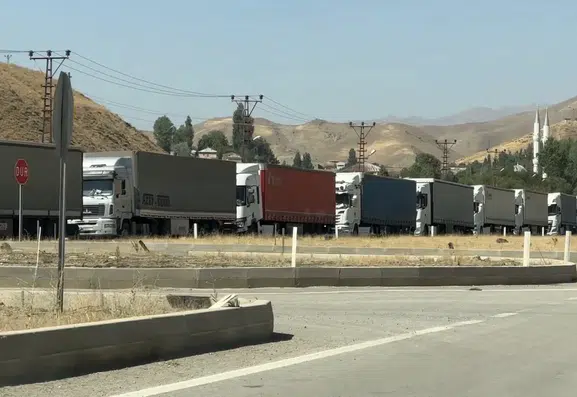 Esendere Gümrük Kapısı önünde kilometrelerce tır kuyruğu oluştu
