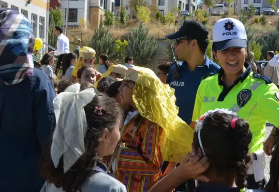 Palu polisi okul çevrelerinde ve servis araçlarında geniş çaplı denetim yaptı