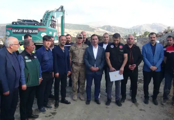 Van Gölü kıyılarında dip çamuru temizliği hızla devam ediyor