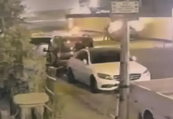 Batman'da park halindeki otomobili ateşe veren şüpheliler kameraya yakalandı
