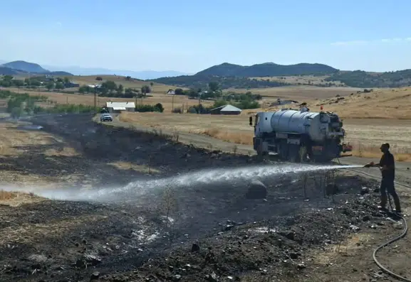 Hozat kırsalında çıkan ot yangını köylülerin yardımıyla söndürüldü