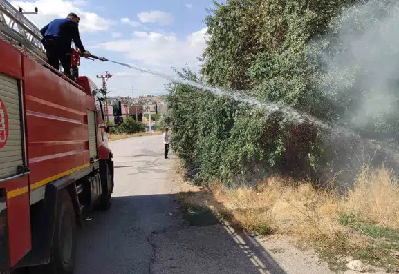 Van Özalp'te bahçede çıkan yangın korkuttu
