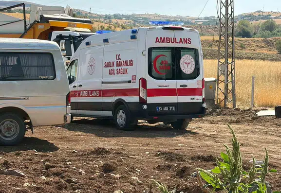 Elazığ'da inşaat alanında kamyondan düşen işçi yaralandı