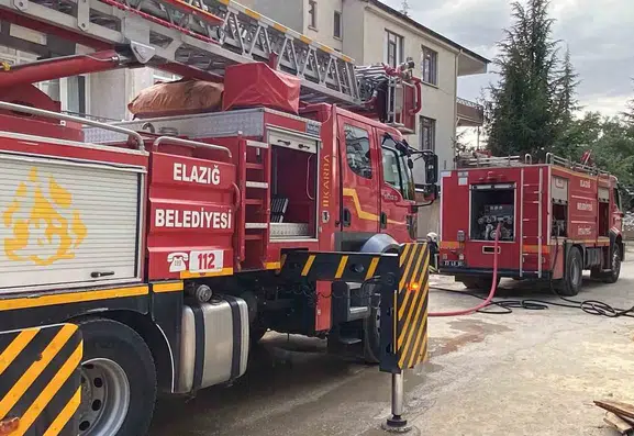 Elazığ'da üç katlı binanın çatısında korkutan yangın