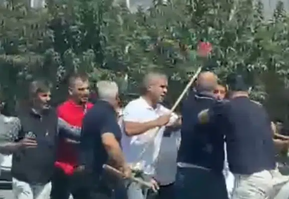 Şanlıurfa'da sokak ortasında taşlı sopalı kavga çıktı