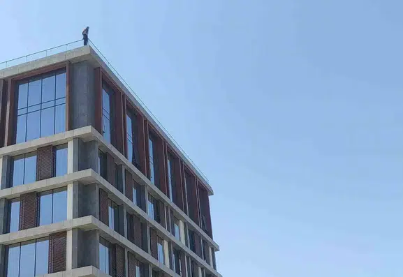 Diyarbakır'da maaşını alamayan işçi inşaatın çatısına çıkarak eylem yaptı