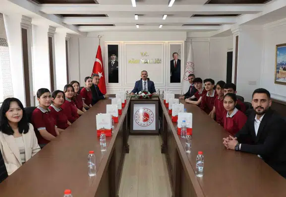 Ağrı Valisi Bozkurt gençlerin gelecek planlarını dinledi