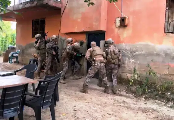 Bitlis'te düzenlenen uyuşturucu operasyonunda çok sayıda yasaklı madde ve silah bulundu
