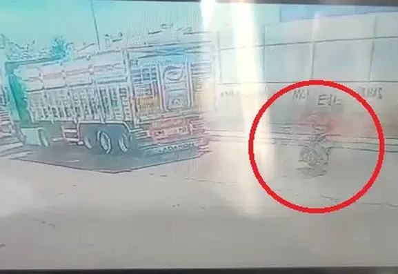 Diyarbakır'da park halindeki TIR'a çarpan motokurye ağır yaralandı