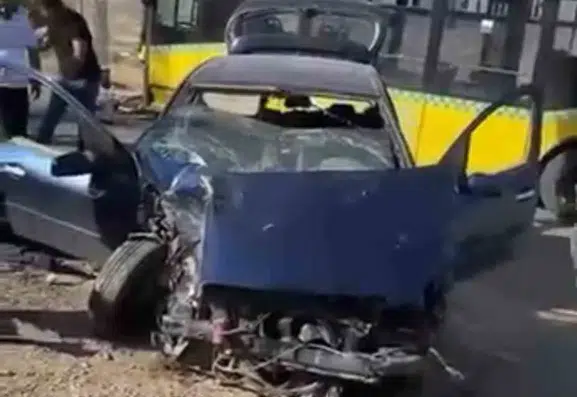 Siirt'te belediye otobüsü ve otomobil çarpıştı