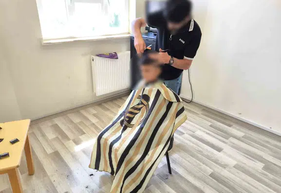 Hakkari'de denetimli serbestlik yükümlüleri köy okulundaki çocukların saç bakımını yaptı