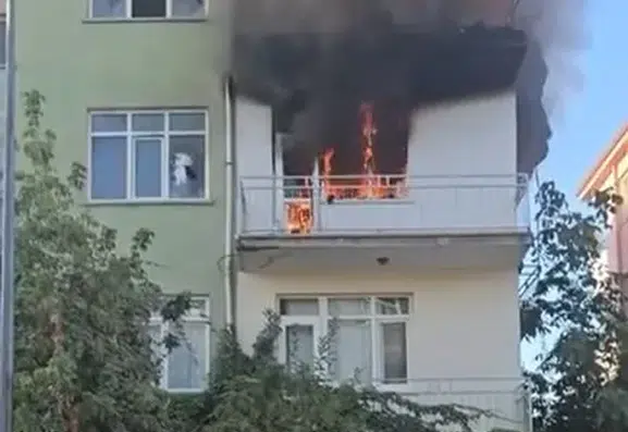 Elazığ Rüstempaşa Mahallesinde korkutan apartman yangını