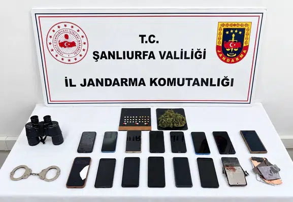 Mısır tarlasında yakalanan dolandırıcıların ev ve arabasından çıkanlar hayrete düşürdü