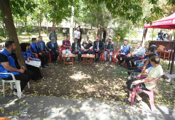 Muşlu gençler Kıbrıs gazilerini evlerinde ziyaret ederek anılarını dinledi