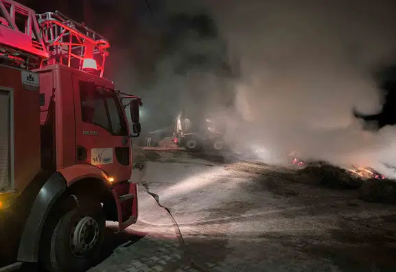 Çaldıran'da ot yığınları alevlere teslim oldu