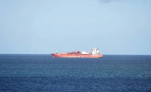 Hürmüz Boğazı’nda gerilim tırmanıyor: İran iki gemiye el koydu