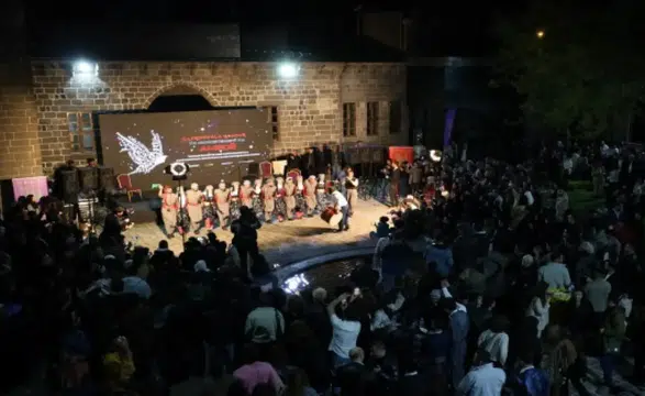 Amed Tiyatro Festivali başladı: “Barışın sesi Sur’dan yükselecek”
