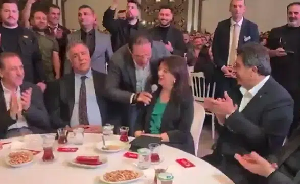 Pervin Buldan sahnede şarkıya eşlik etti! O anlar dikkat çekti