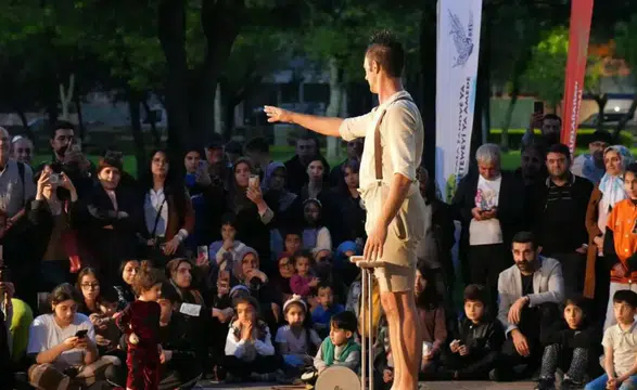 Diyarbakır’da tiyatro festivali: savaşın gölgesi, parkta kahkaha dolu gün