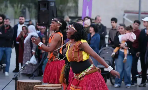 Diyarbakır sokakları sanatla nefes aldı: 11. Amed Uluslararası Tiyatro Festivali’nde 9. gün coşkusu