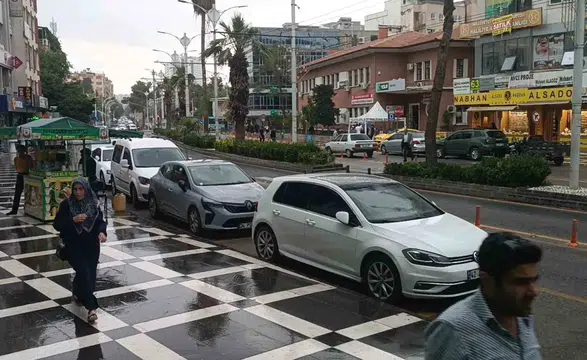 Şanlıurfa’da güneşli havadan yağmura ani geçiş
