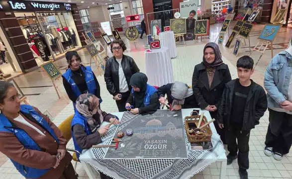 Tatvanlı gençlerden Filistin için çivili destek