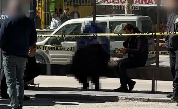 Elazığ’da bir kişi sabah ekmek yolunda durakta yaşamını yitirdi
