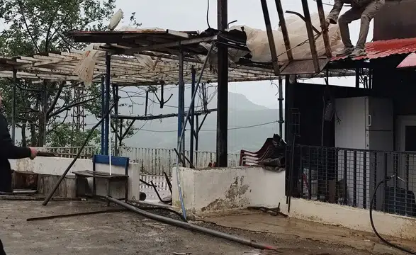 Hakkari Derecik'te şiddetli fırtına evlerin çatılarını uçurdu