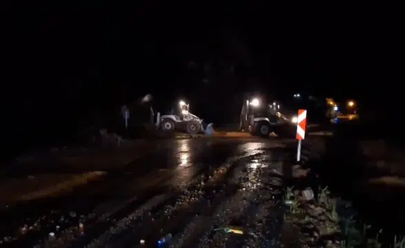 Tunceli’de sağanak yağış trafiği kesti