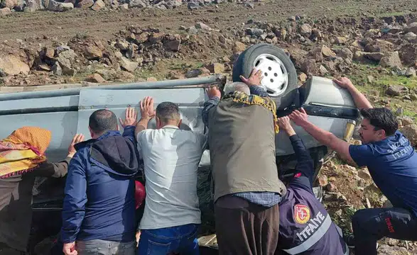 Siverek yolunda otomobil kontrolden çıkarak şarampole yuvarlandı