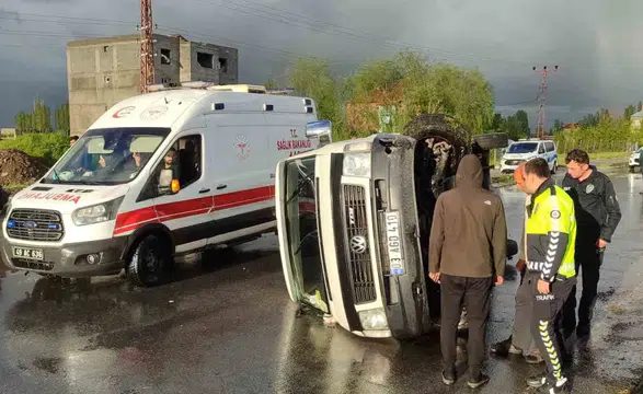 Muş’ta dolu yağışı yolları kayganlaştırdı minibüs yan yattı