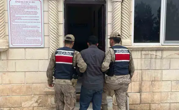 Karaköprü'de aranan dolandırıcı jandarmaya yakalandı