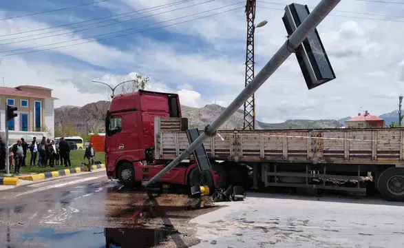 Van Otogar Kavşağı'nda tır kazası Sürücü ağır hasarlı araçtan çıkarıldı