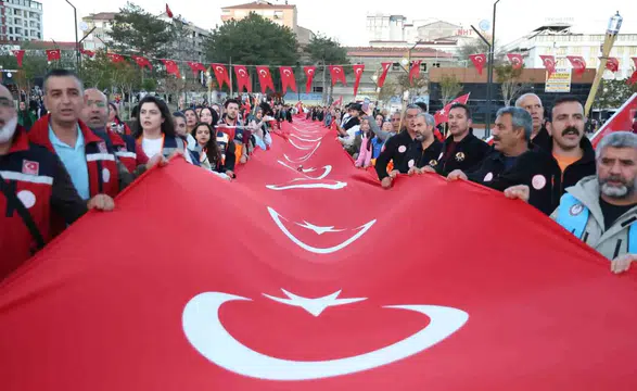 Elazığ sokakları 100 metrelik bayrakla kırmızı beyaza boyandı