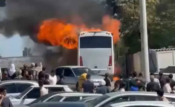 Şanlıurfa’da ziyaretçi otobüsü park halindeyken yandı