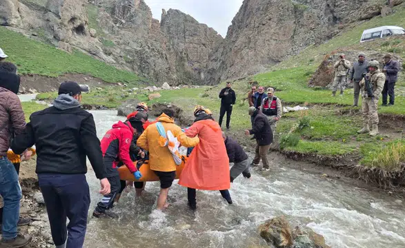 Van'da yürüyüş yaparken kayalıklarda mahsur kalan kişi kurtarıldı