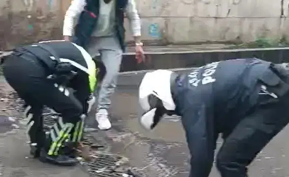 Diyarbakır sokaklarında polisler elleriyle su tahliyesi yaptı