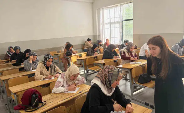 Diyarbakırlı veliler çocuklarının sınav heyecanını sınıfta yaşadı