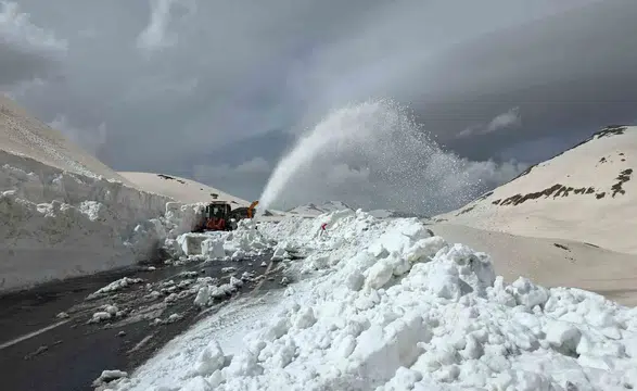 Van’da bahar geldi ama Karabet Geçidi hala karla kaplı