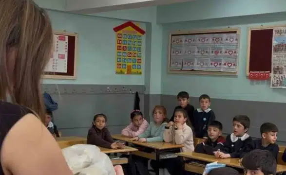 Ağrılı girişimciden öğrencilere bayram öncesi sürpriz hediye