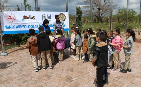Ahlat'ta tarih meraklıları geçmişin izini sürdü