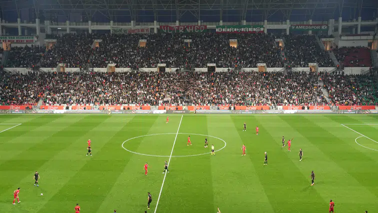 Serra Bucak tribünde! Amedspor’un 6 gollü zaferine ortak oldu